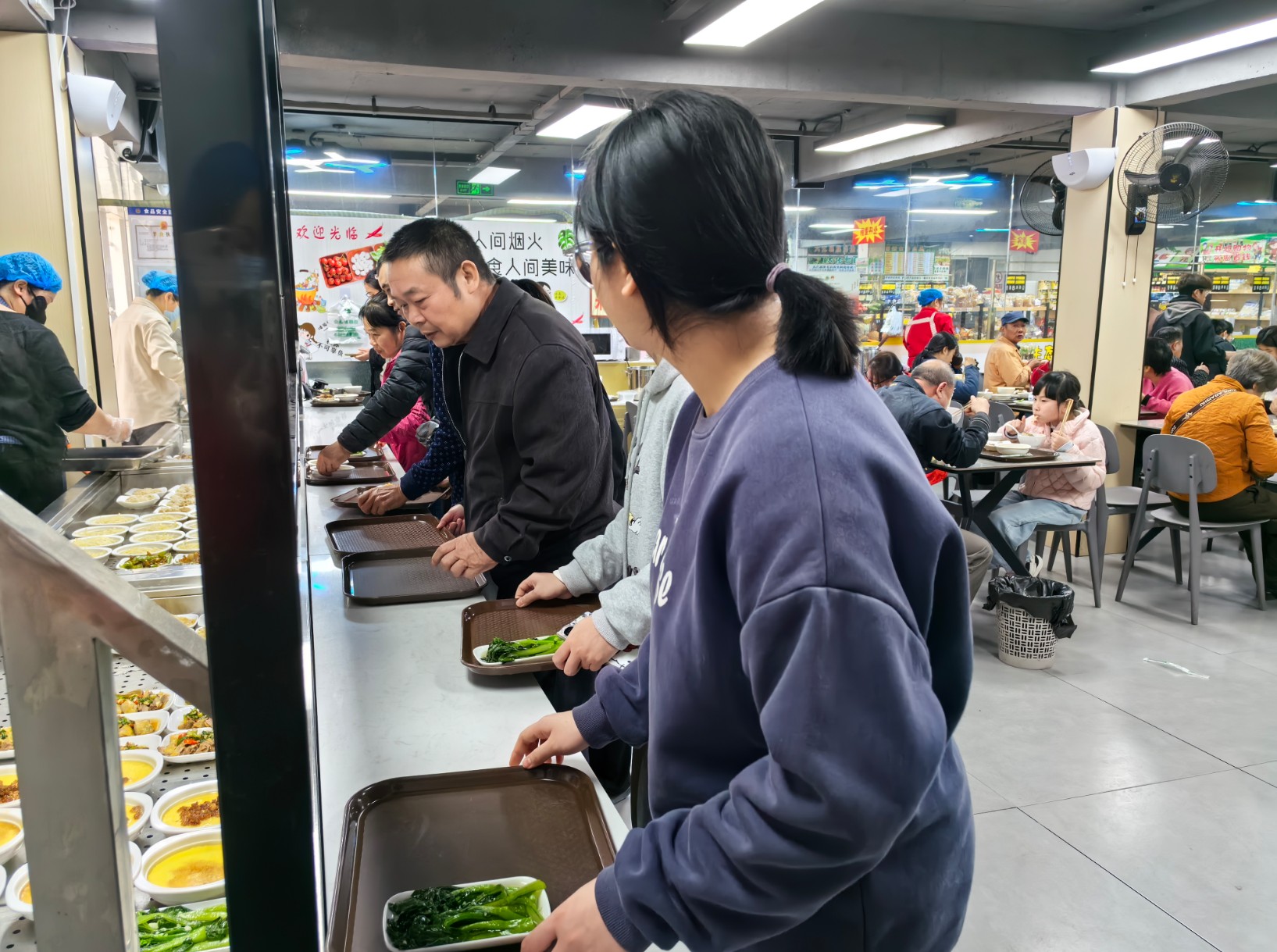 助农社区食堂生意火爆2.jpg 助农社区食堂生意火爆2.jpg